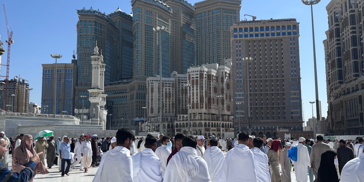 Jemaah dalam perjalanan umrah di Makkah